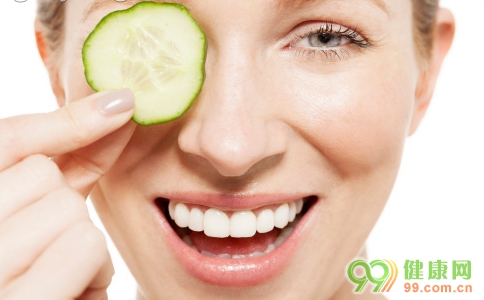 最常用最有效的去眼袋的小窍门-保健养生-医药