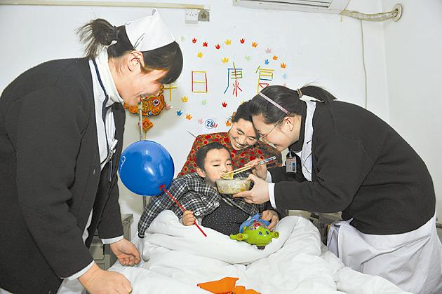 河南省肿瘤医院医护人员为住院患者送饺子-医