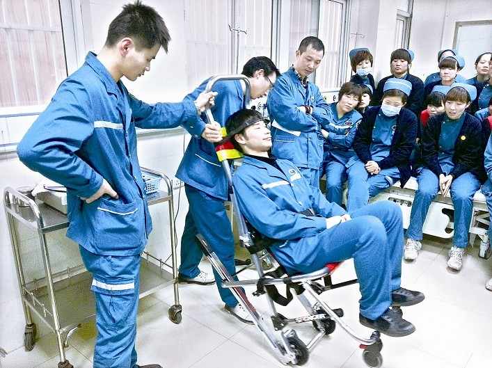 郑州市第一人民医院2号急救站集中对下楼担架