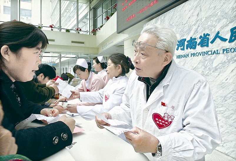 河南省人民医院开展了退休老干部义务导诊服务