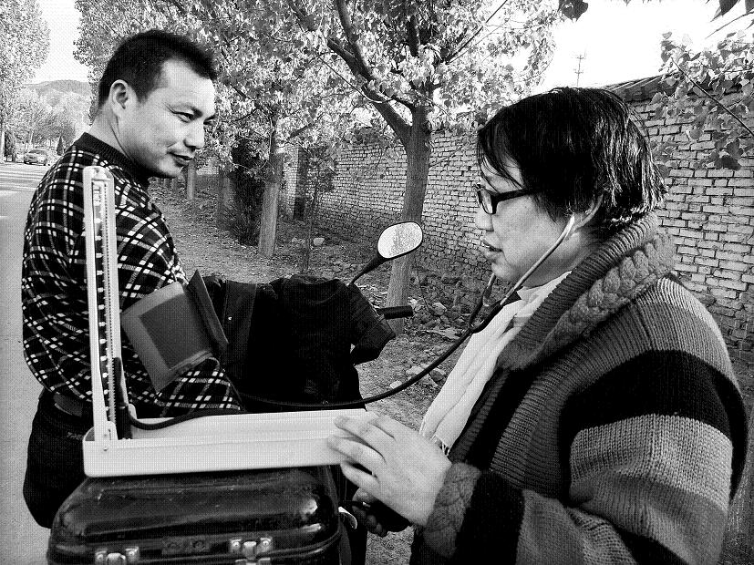 三门峡市湖滨区高庙乡的乡村医生经常走村串户