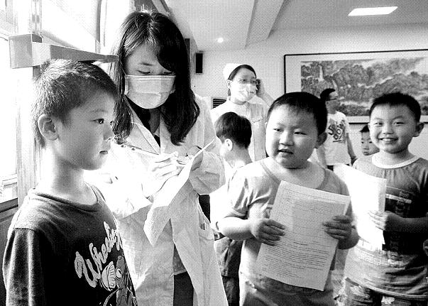 郑州市儿童医院医务人员为郑州师范学院附属小