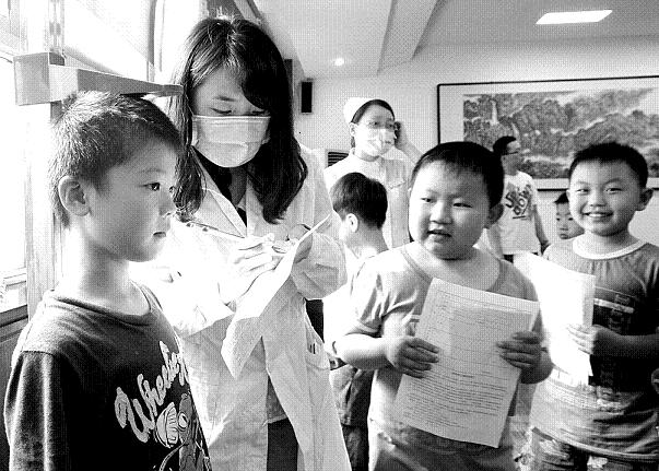 郑州市儿童医院医务人员为郑州师范学院附属小