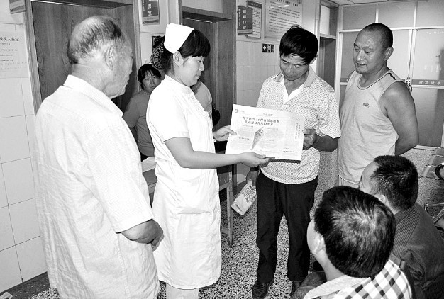 新密市红十字中心医院工作人员普及夏季健康知