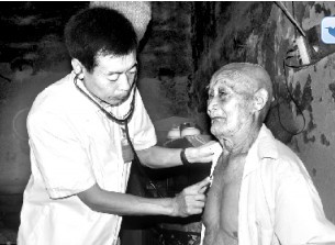 原阳县人民医院组织医疗服务队到该县革命老区