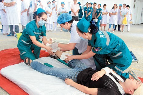 温县人民医院在全院举行了应急医疗救护技术大