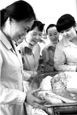 受各界关注的龙凤胎妹妹小毛在洛阳东方医院的