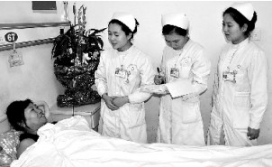 新密市红十字中心医院医务人员认真征求住院患