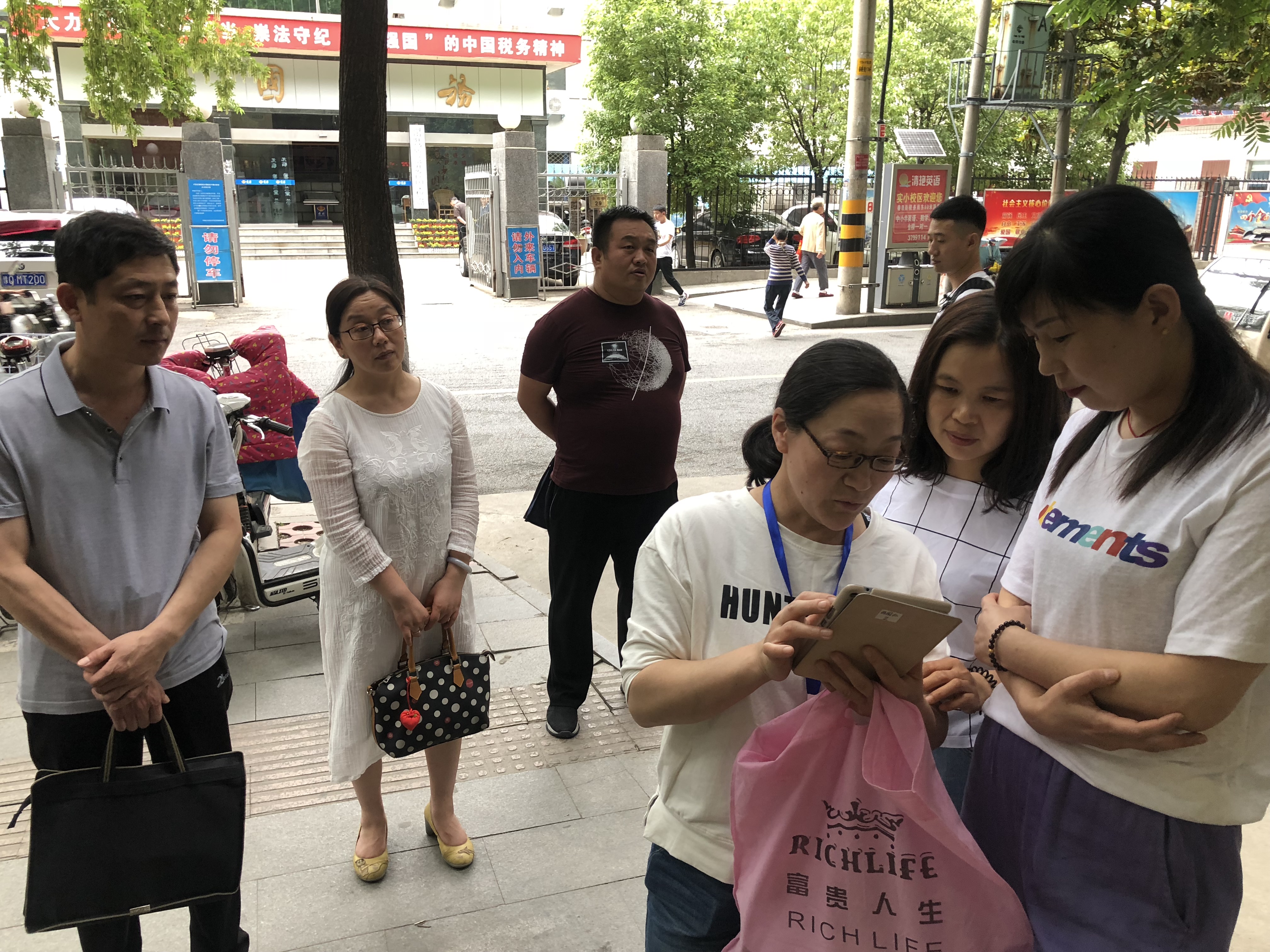 人口动态指标_表情 火柴人弯腰鞠躬GIF动态表情 北区分部的小伙伴加油 努力完