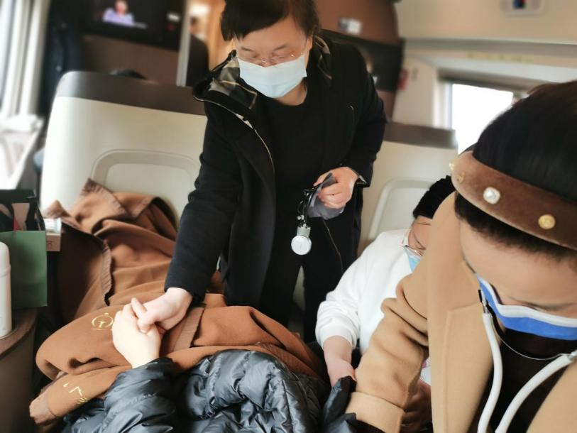 女子高铁突发疾病,同车医护合力急救-医药卫生网-医药卫生报-河南省卫生健康委员会主管
