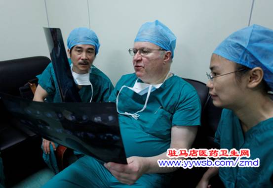 美国著名医学博士到驻马店市中心医院进行学术